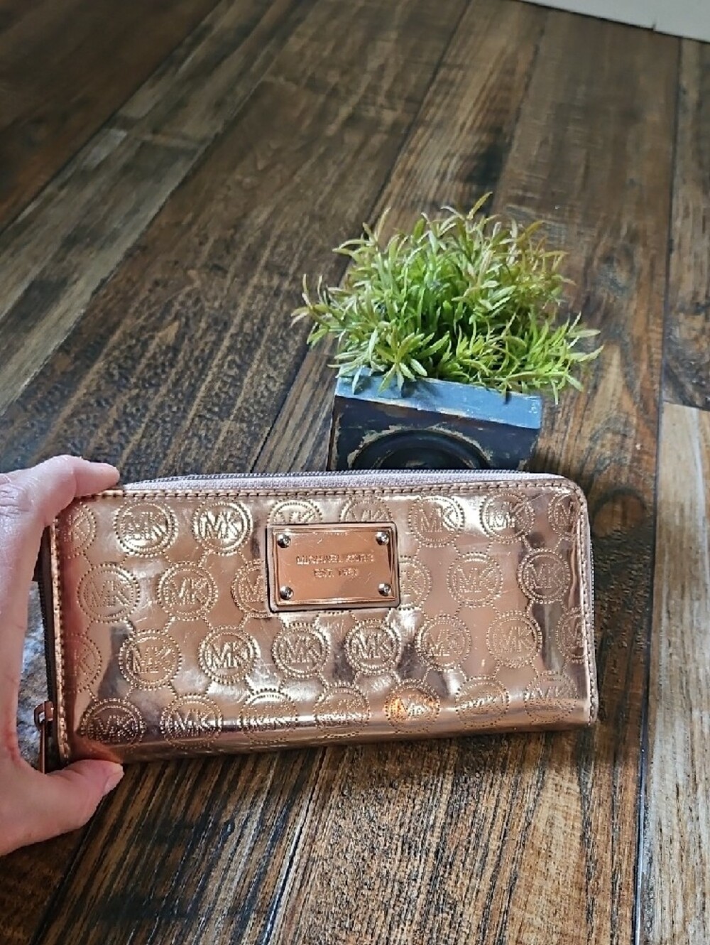 Michael Kors Metallic Rose Gold Logo Zip Wallet - Picture 2 of 11